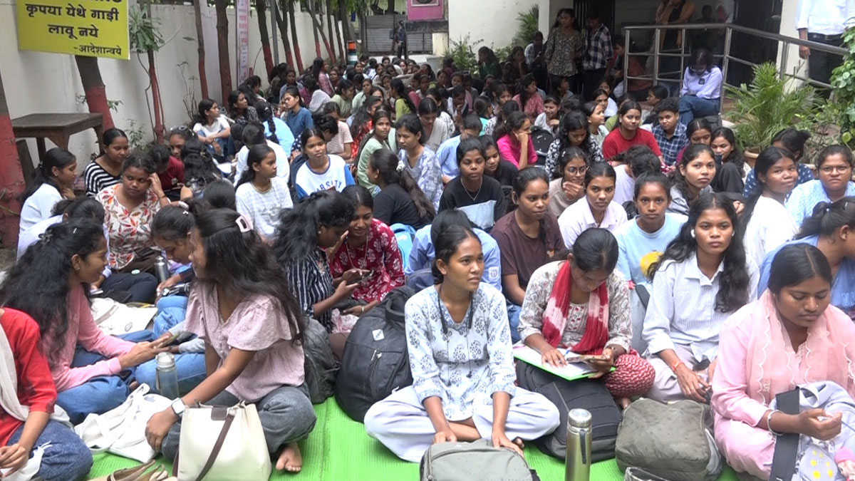 आदिवासी विभाग कार्यालय के बाहर छात्रों का आंदोलन सातवें दिन भी जारी, सरकार द्वारा जारी जीआर रद्द करने की मांग पर अड़े आंदोलनरत छात्र
