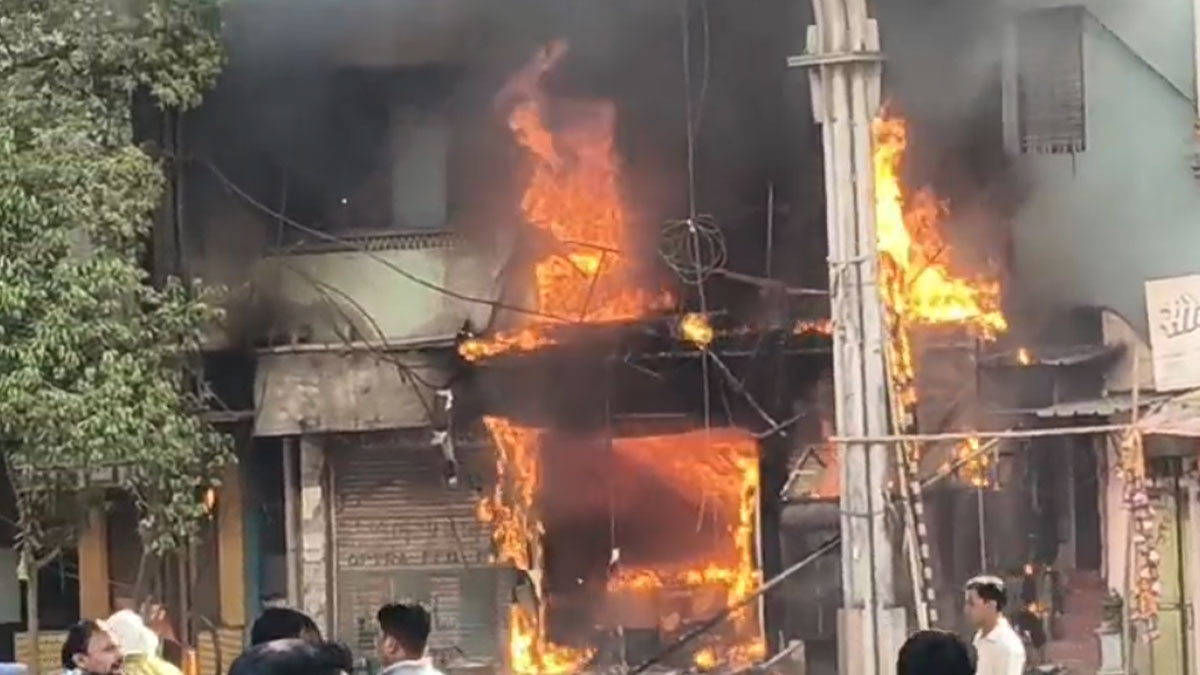 गोलीबार चौक में भीषण आग: बिरयानी दुकान से उठी लपटों ने तीन दुकानों को चपेट में लिया, लाखो का नुकसान