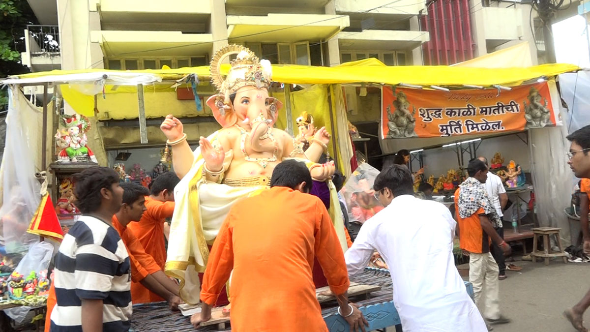 ढोल नगाड़ो के साथ गणपति बाप्पा का आगमन, घर-घर विराजे विघ्नहर्ता; सीएम फणडवीस, एकनाथ शिंदे सहित नेताओं ने किया श्री गणेश का स्वागत