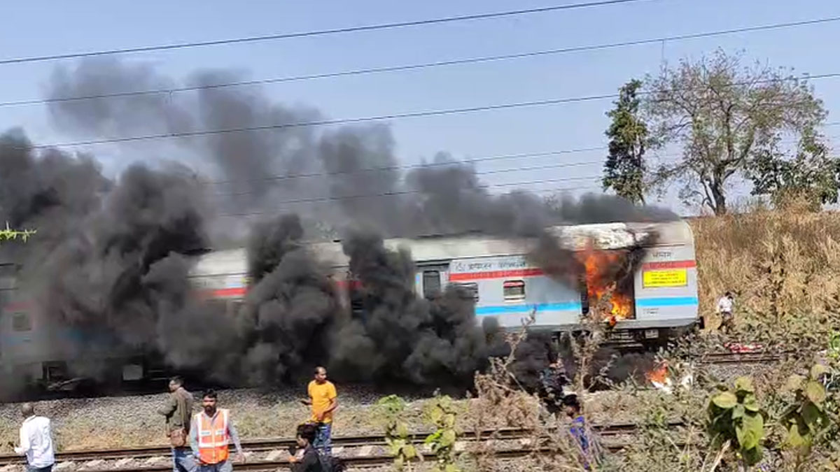 नवी दिल्ली–चेन्नई जीटी एक्सप्रेस की पार्सल बोगी में आग, सिंधी रेलवे के पास घटना; आग बुझाने का प्रयास जारी