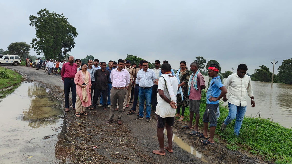Chandrapur: जिले में मूसलधार बारिश से बाढ़ जैसी स्थिति, जिलाधिकारी ने सवाली तहसील का किया दौरा; राहतकार्य के दिए निर्देश