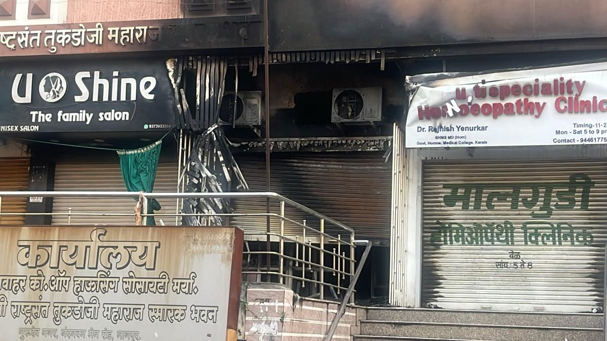 Nagpur: ﻿कैफे में विवाद के बाद आगजनी, कैफे पूरी तरह जलकर खाक, इलाके में तनाव