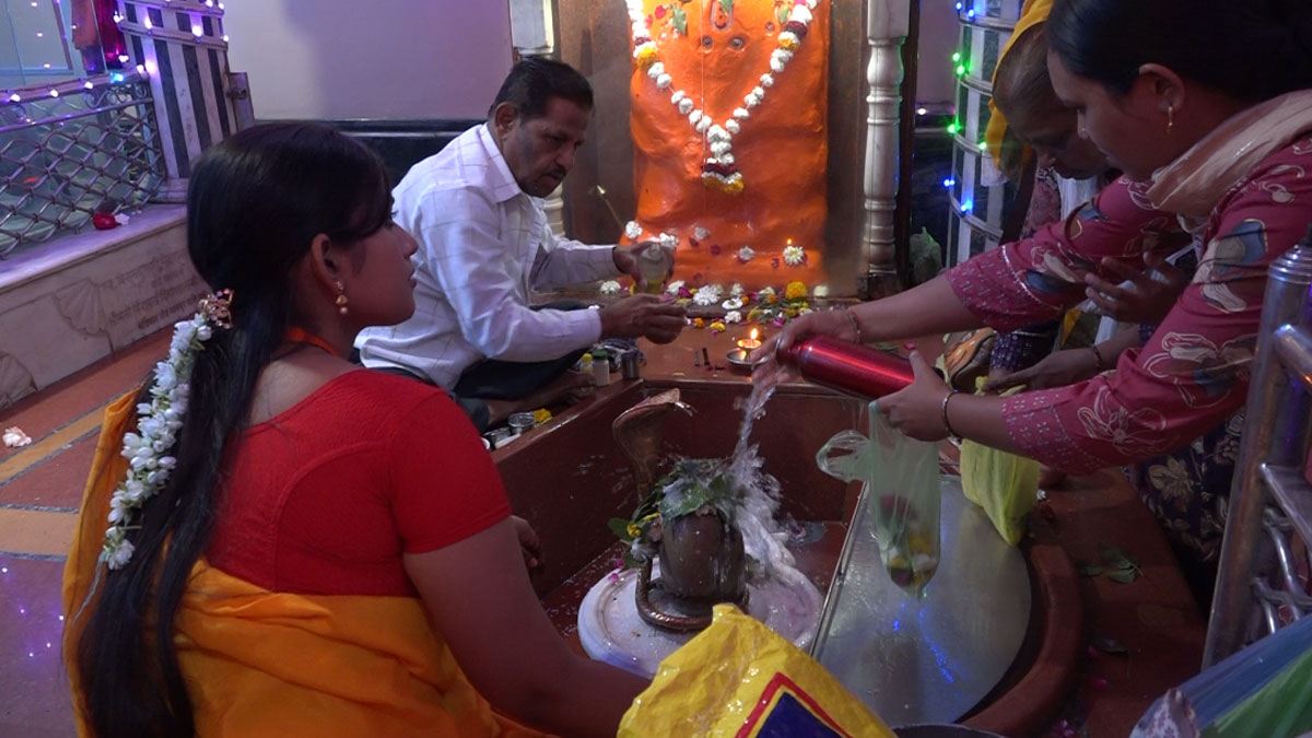 आस्था और श्रद्धा के साथ मनाया जा रहा शिवरात्रि का पर्व; सुबह से मंदिरों में उमड़ी भक्तों की भीड़, हर-हर महादेव के जयघोष से गूंजा शहर