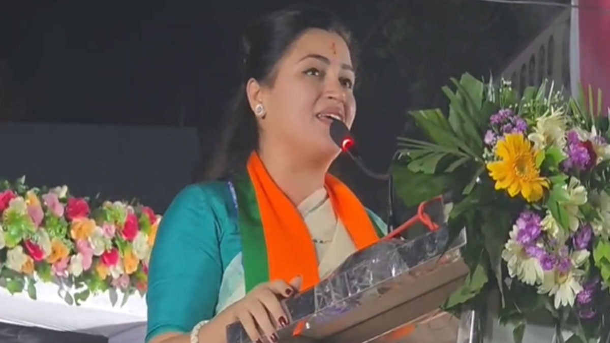 ﻿भाजपा नेता नवनीत राणा का पुरुषों को लेकर विवादित बयान! अकोट में सभा के दौरान कही बात, बना चर्चा का विषय