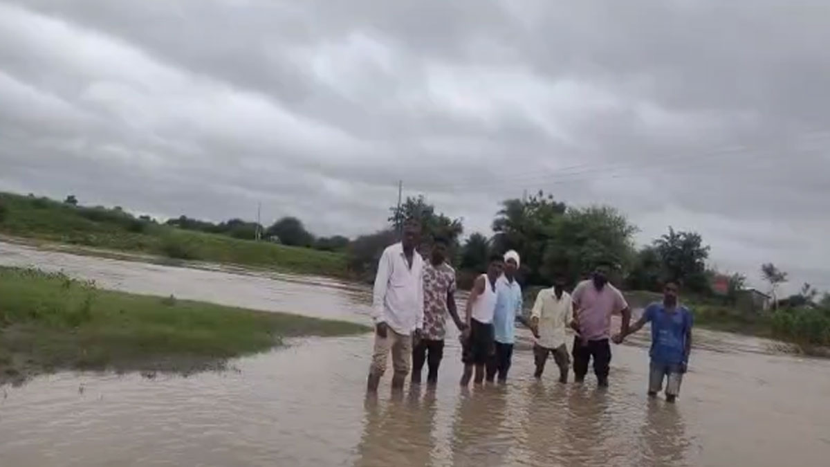 Amravati: बाढ़ का कहर: खारवगळ नदी उफान पर, घुईखेड़ गांव का संपर्क टूटा; जान जोखिम में डालकर नाला पार करने को मजबूर ग्रामीण