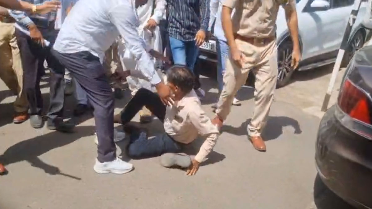 अमरावती में भारी हंगामा: किरीट सोमैया की गाड़ी के आगे लेटे MIM कार्यकर्ता, पुलिस ने बल प्रयोग कर हटाया