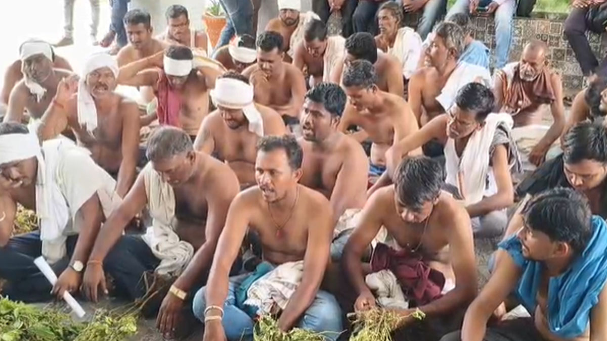 Akola: ﻿गीले अकाल की घोषणा की मांग को लेकर किसानों का अर्धनग्न प्रदर्शन