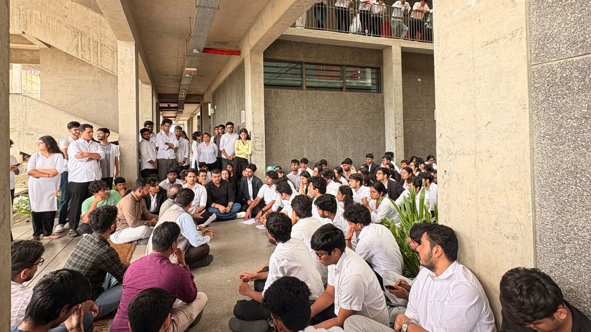 Nagpur: ﻿महाराष्ट्र नेशनल लॉ यूनिवर्सिटी में छात्र-प्रशासन फिर आमने-सामने, छात्रों का देर रात परिसर में प्रदर्शन