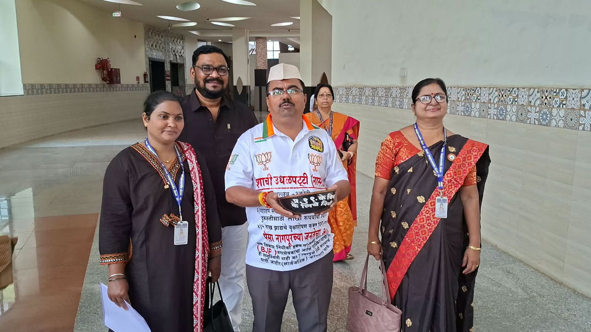 विकास निधि को लेकर कांग्रेस का हल्लाबोल, भाजपा के कपडे और कटोरा लेकर आम सभा में पहुंचे शैलेश पांडे