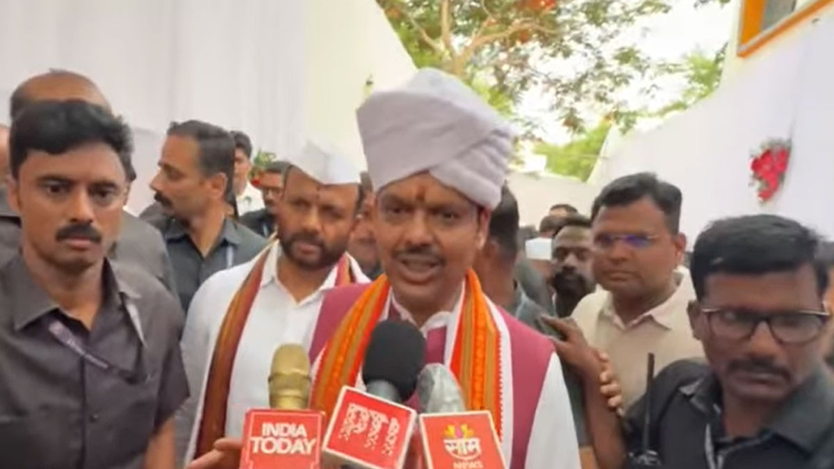 मुख्यमंत्री फडणवीस ने राज ठाकरे का किया धन्यवाद, कहा- मुझे बालासाहेब का आशीर्वाद मिल रहा होगा; उद्धव ठाकरे पर भी बोला हमला