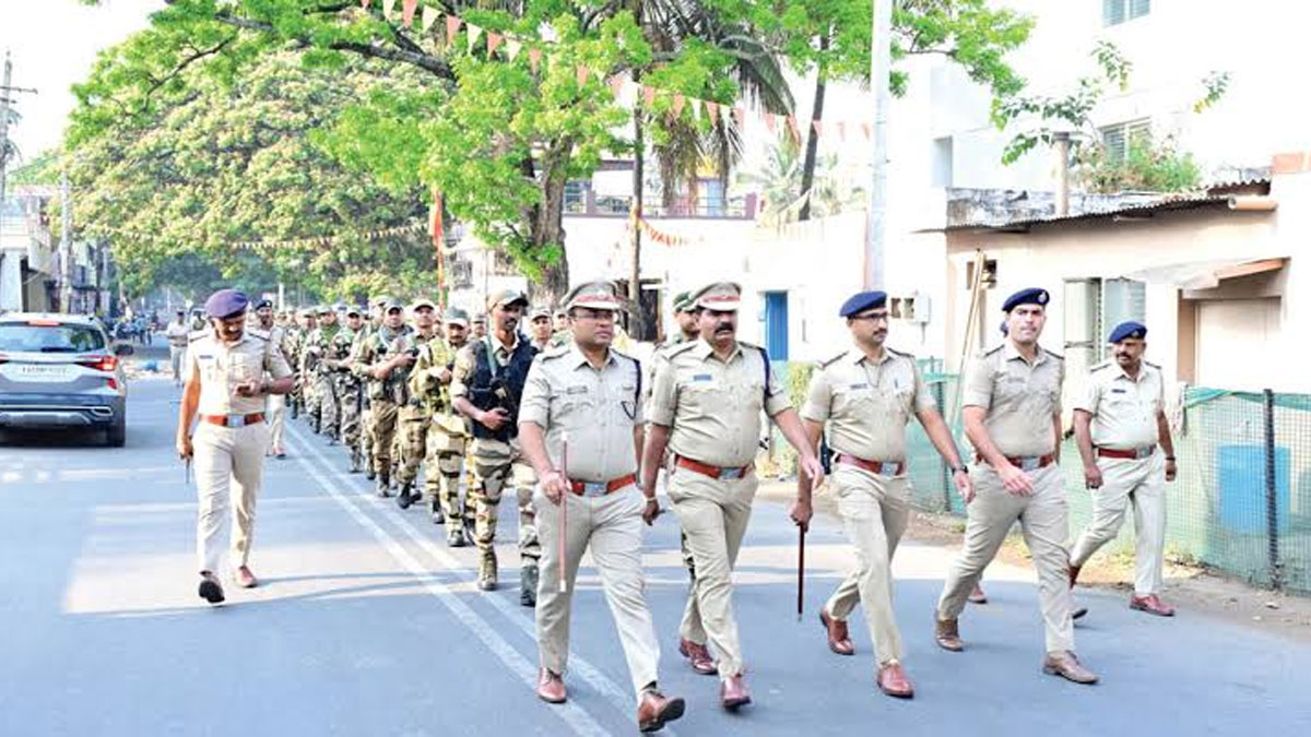 Gondia: गणपति उत्सव को लेकर पुलिस का रूट मार्च, प्रमुख बाजारों और चौक-चौराहों पर पुलिस का संचलन