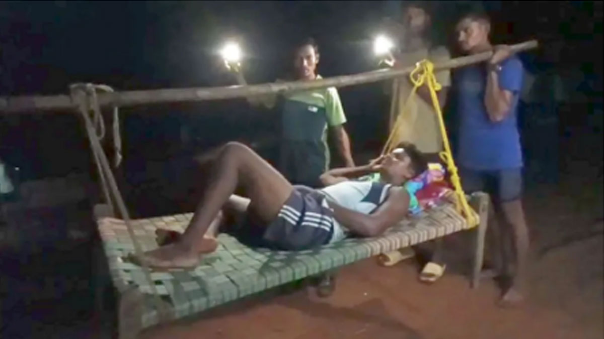 Gadchiroli: स्वास्थ्य व्यवस्था की खुली पोल, गंभीर मरीज को खाट पर 3 किमी पैदल ले गए ग्रामीण; उफनती नदी नाव से कराई पार