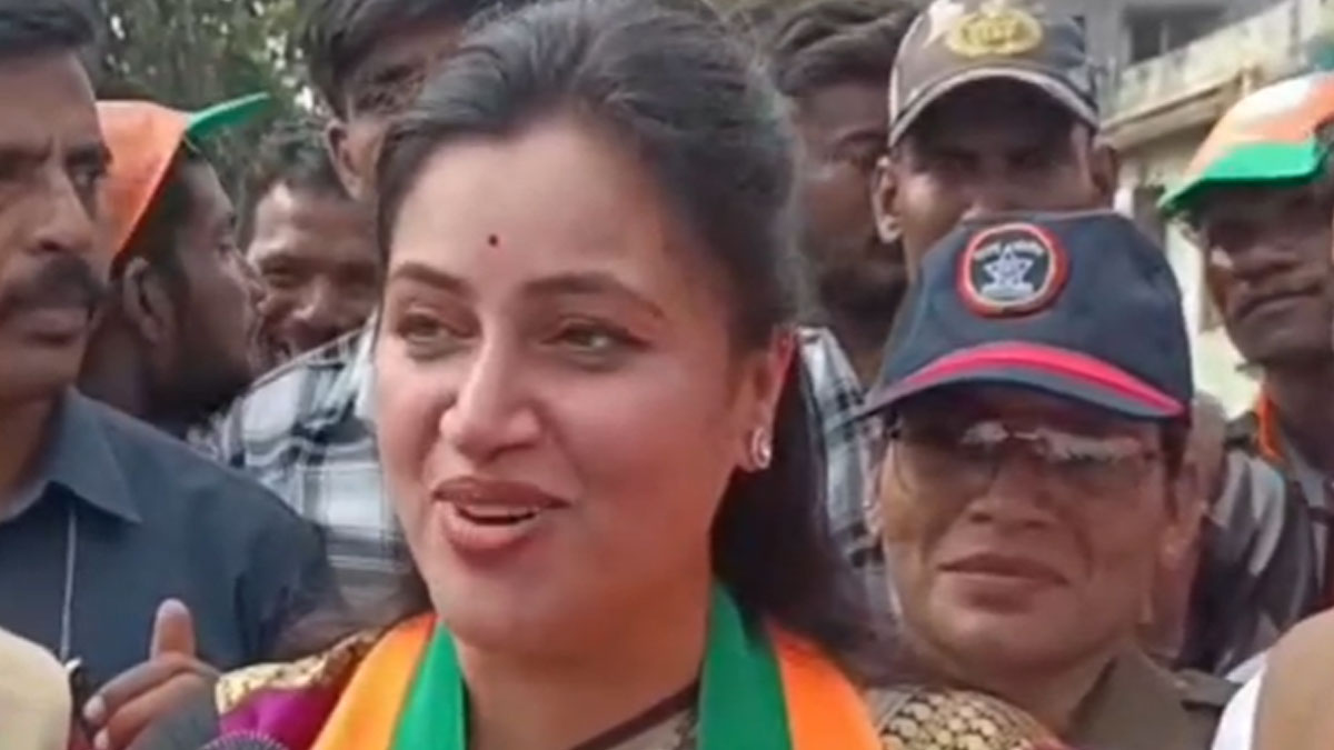 Amravati: ﻿देवेंद्र फडणवीस का नवनीत राणा पूर्व सांसद नहीं रहेंगी वाला बयान से शुरू हुईं चर्चा, नवनीत राणा कहा - मैं फिर आऊंगी