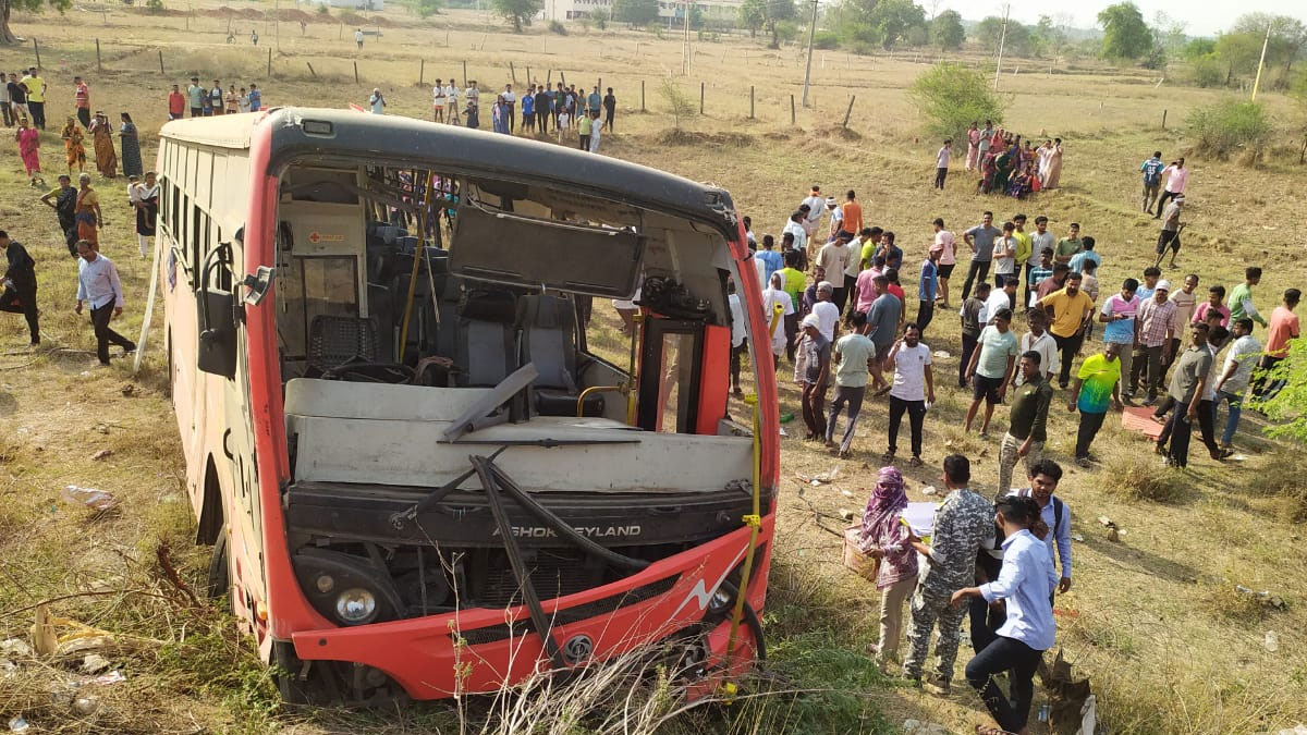 गडचिरोली में भीषण सड़क हादसा, तेज रफ़्तार एसटी बस अनयंत्रित होकर पलटी; सात महीने के मासूम सहित तीन की मौत, 34 घायल