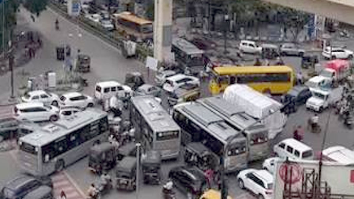 197 करोड़ का IITMS प्रोजेक्ट कछुआ चाल का शिकार, 171 में से सिर्फ 41 जंक्शनों पर ही पूरा हुआ काम; कैसे सुधरेगी ट्रैफिक समस्या?