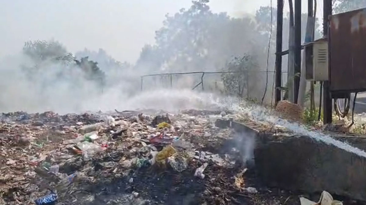 ﻿Akola: फतेह चौक में टला बड़ा हादसा; कूड़े के ढेर में लगी आग पर समय रहते पाया गया काबू