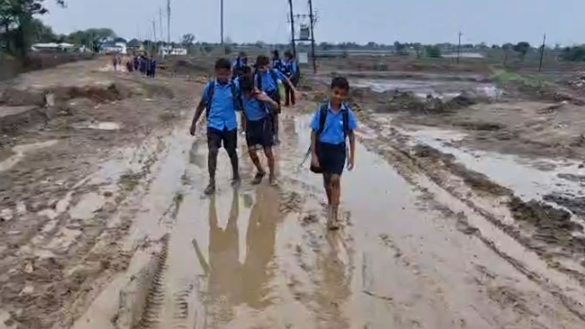 Nagpur: कीचड़ से राह बनाने को मजबूर मासूम! कीचड़ से राह बनाते समय 50 से अधिक बाइक फिसलीं