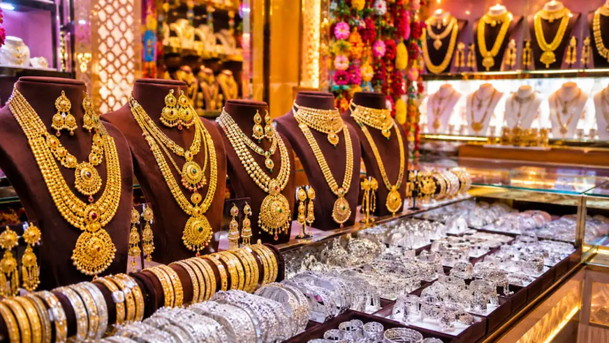 दिवाली से पहले चांदी के भाव धड़ाम, 5,800 रुपये की गिरावट के साथ 1.99 लाख प्रति किलों पहुंचा; सोने में भी भारी गिरावट