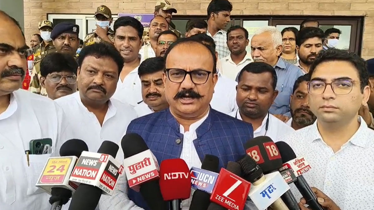 Buldhana: दलित युवक पिटाई को लेकर सियासत गरमाई, कांग्रेस प्रदेश अध्यक्ष हर्षवर्धन सपकाल ने युवक से की मुलाकात