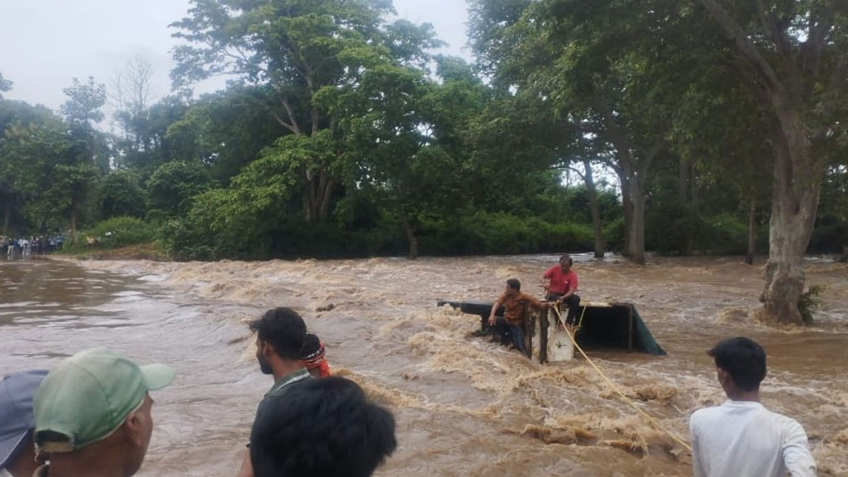 Gondia: ﻿नाले के तेज बहाव में फंसे दो युवकों की ग्रामीणों ने बचाई जान, सालेकसा तहसील में टला बड़ा हादसा, बाढ़ में बही गाड़ी