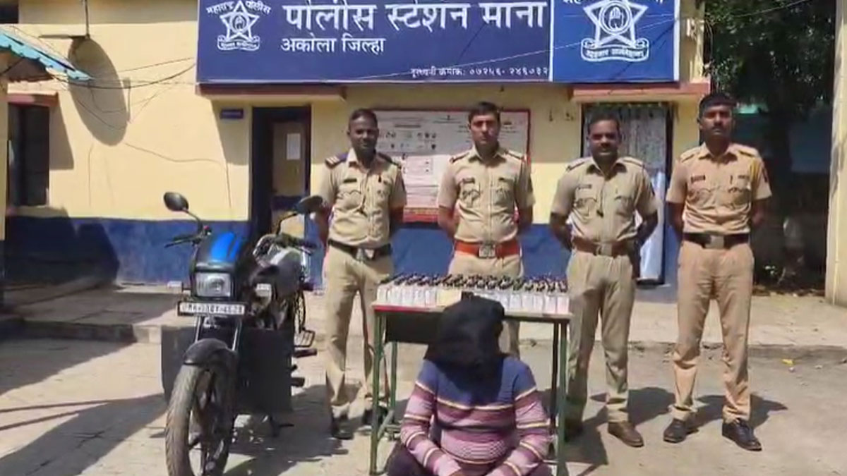 Akola: अवैध शराब तस्करी: दोपहिया वाहन पर देशी शराब ले जाते आरोपी को माना पुलिस ने दबोचा