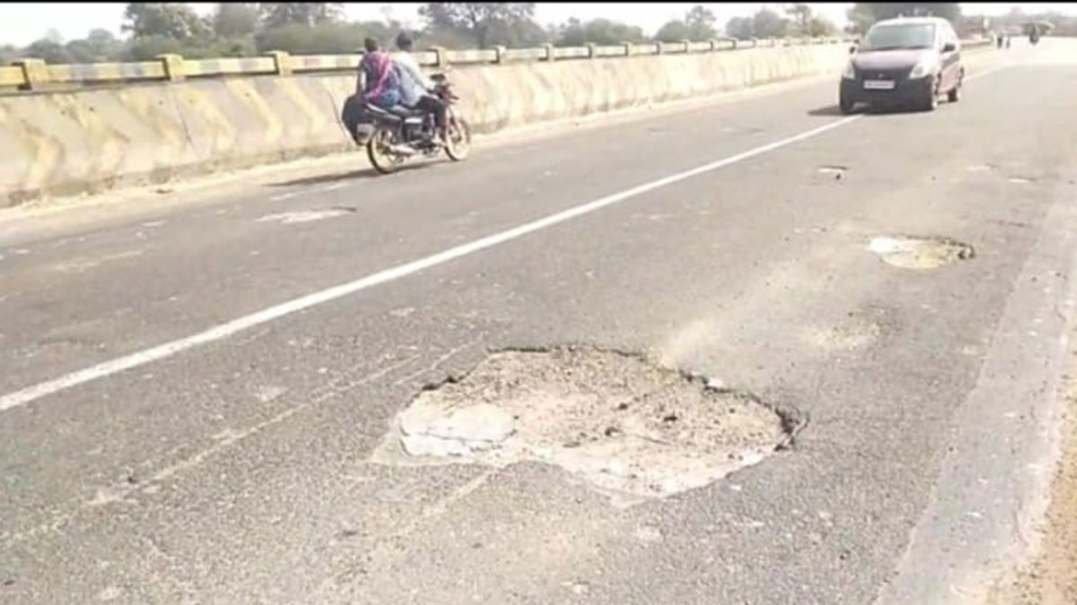 Chandrapur: ब्रह्मपुरी–आरमोरी नेशनल हाईवे पर गड्ढों का कहर, हादसों का खतरा बढ़ा; नागरिकों ने की तत्काल मरम्मत की मांग