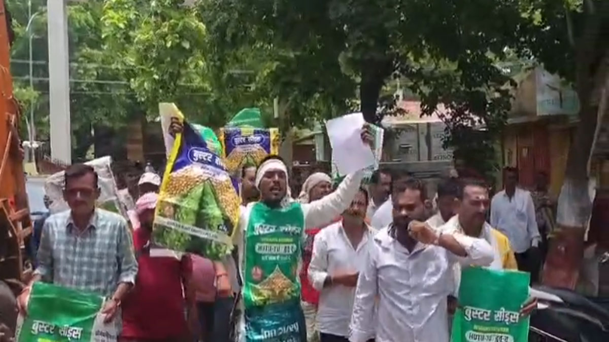 Amravati: नकली बीजों का महाघोटाला: 12 दिन बाद भी नहीं उगी सोयाबीन, बोगस बोरियां पहनकर किसान ने किया अनोखा प्रदर्शन