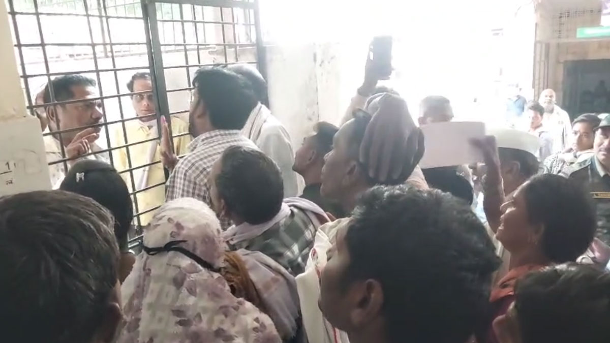 Akola; दवाइयों के लिए सरकारी अस्पतालों में उमड़ रहे मरीज; प्रबंधन के फैसले से असंतोष