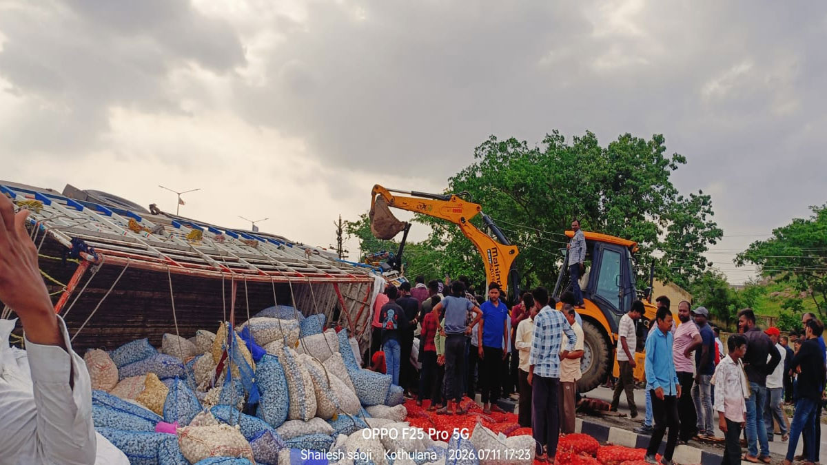 Nagpur: कोथुलना के पास लहसुन से भरा ट्रक पलटा, दो गंभीर रूप से घायल; स्पीड ब्रेकर बनाने की मांग