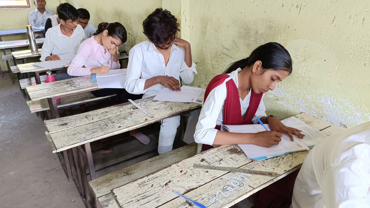 घर में पिता की अर्थी, आंखों में आंसुओं का सैलाब... फिर भी पिता का सपना पूरा करने परीक्षा केंद्र पहुंची बेटी!