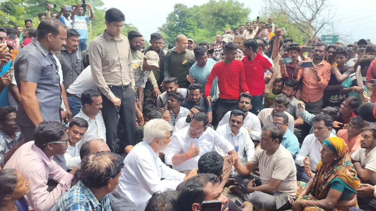 Gadchiroli Accident: ग्रामीणों ने किया चक्का जाम, मंत्री दादा भूसे की मध्यस्थता के बाद खुली रोड