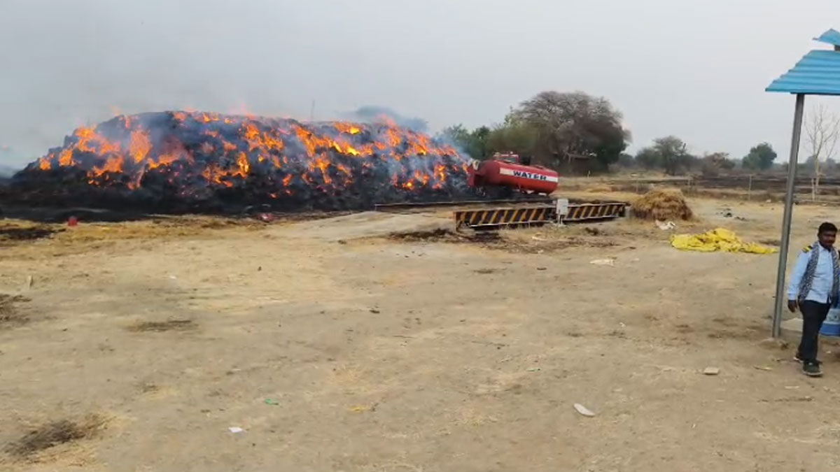 Nagpur: भीषण आग में 3000 टन धान का पैरा जलकर खाक, एक करोड़ से अधिक का नुकसान