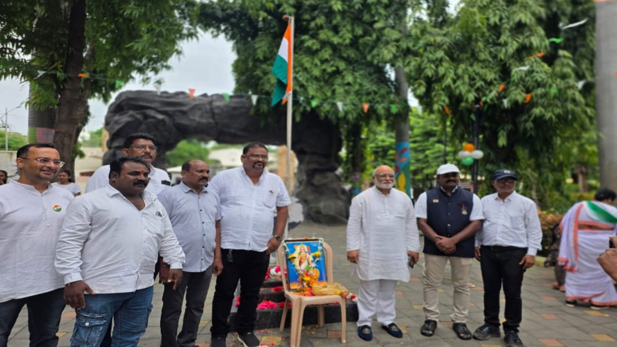 Chandrapur: उत्साह के साथ मनाया गया स्वतंत्रता दिवस, तिरंगा लेकर नजर आए स्कूली बच्चे