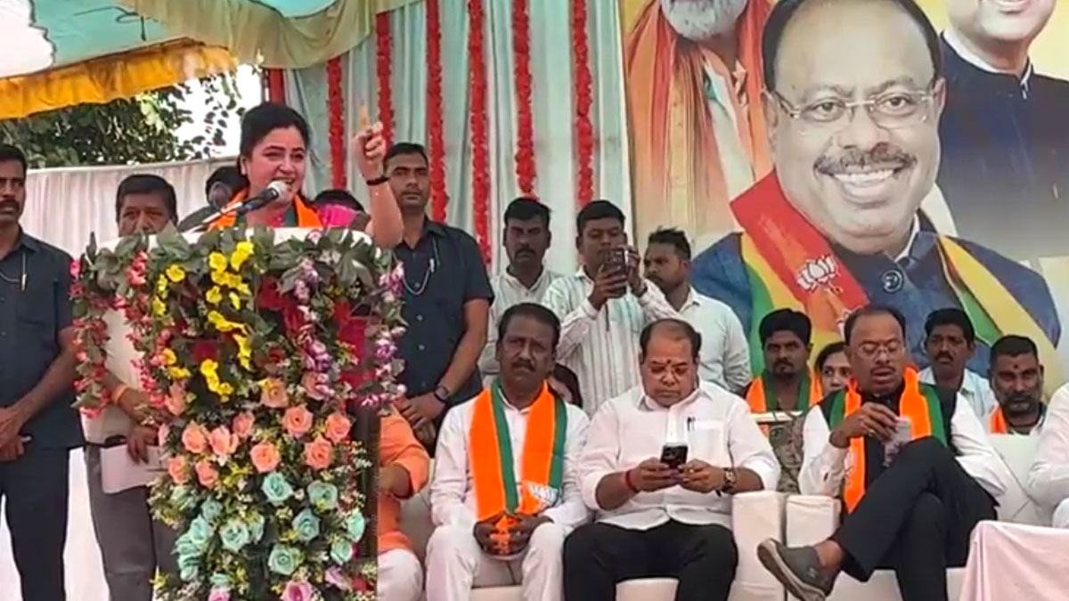 महाराष्ट्र निकाय चुनाव में गूंजा एक रहेंगे तो सेफ रहेंगे का नारा, नवनीत राणा ने कहा- न बाटेंगे और न काटेंगे