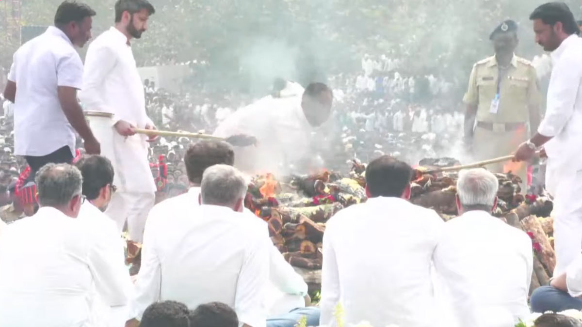 AJit Pawar: पचतत्व में विलीन हुए अजित दादा, बेटे पार्थ पवार ने दी मुखाग्नि; लगते रहे अजित दादा अमर रहे के नारे