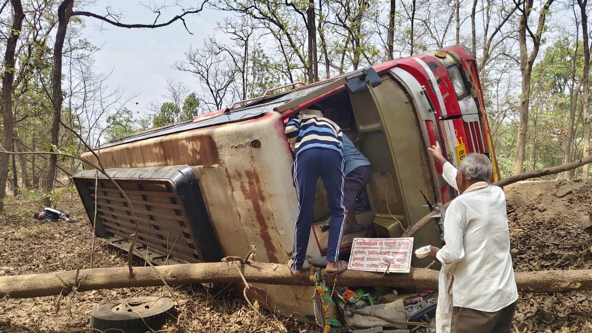 Gadchiroli: धानोरा तहसील के वडगांव में हादसा; अनियंत्रित ट्रैवल्स पलटने से 18 यात्री घायल, 3 गंभीर घायल