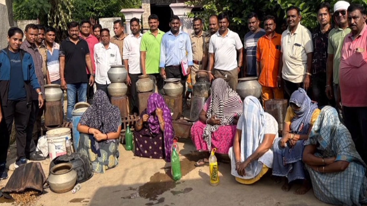 Chandrapur: पुलिस ने महाकाली कोलियरी में अवैध शराब के अड्डे पर मारा छापा; 8 महिलाएं गिरफ्तार, करीब डेढ़ लाख रुपये का सामान जब्त