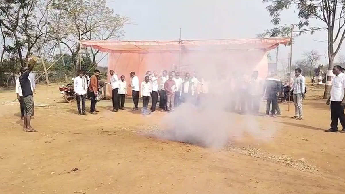 Bhandara: किसानों का पटाखा फोड़ आंदोलन, धान खरीद का लक्ष्य बढ़ाने की मांग