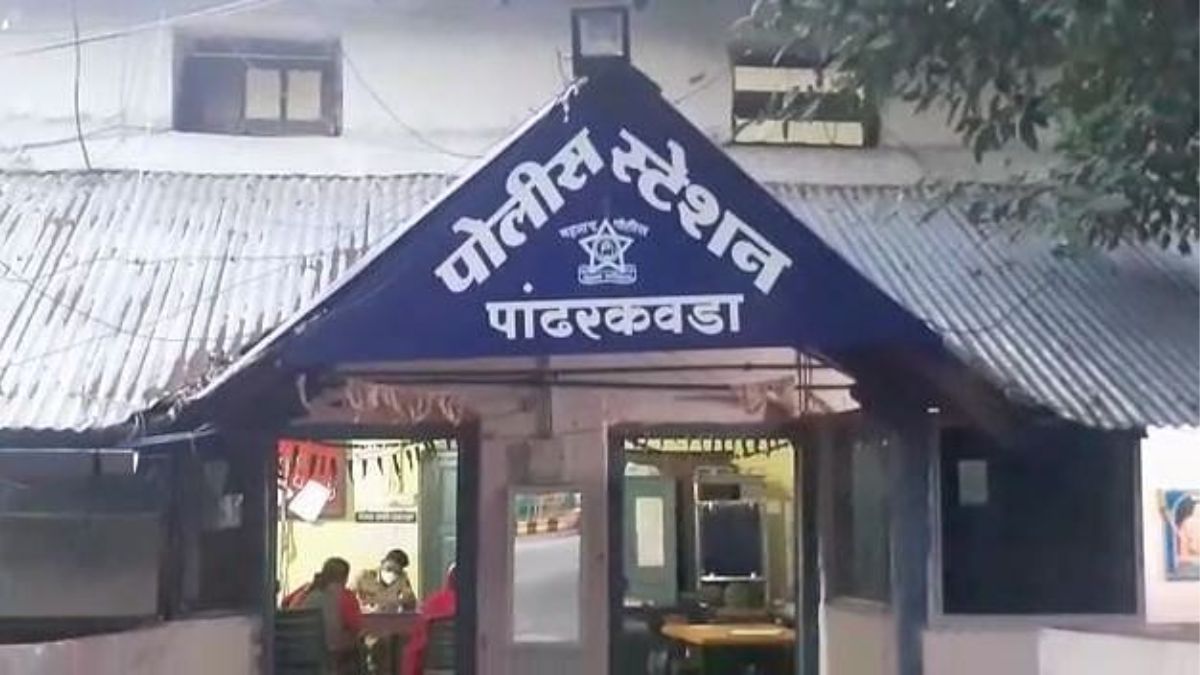 ﻿Yavatmal:  पांढरकवड़ा तहसील के शिवशक्ति होटल में जुए के अड्डे पर पुलिस का छापा,13 जुआरी गिरफ्तार, 9 लाख 51 हज़ार रुपये का माल जब्त