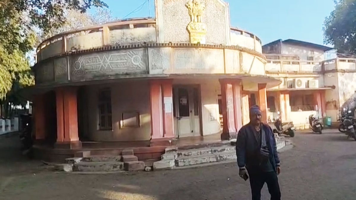 Amravati: पदभार के दूसरे ही दिन अचलपुर नगरपालिका नजर आई वीरान, नागरिकों की उम्मीदों पर पानी