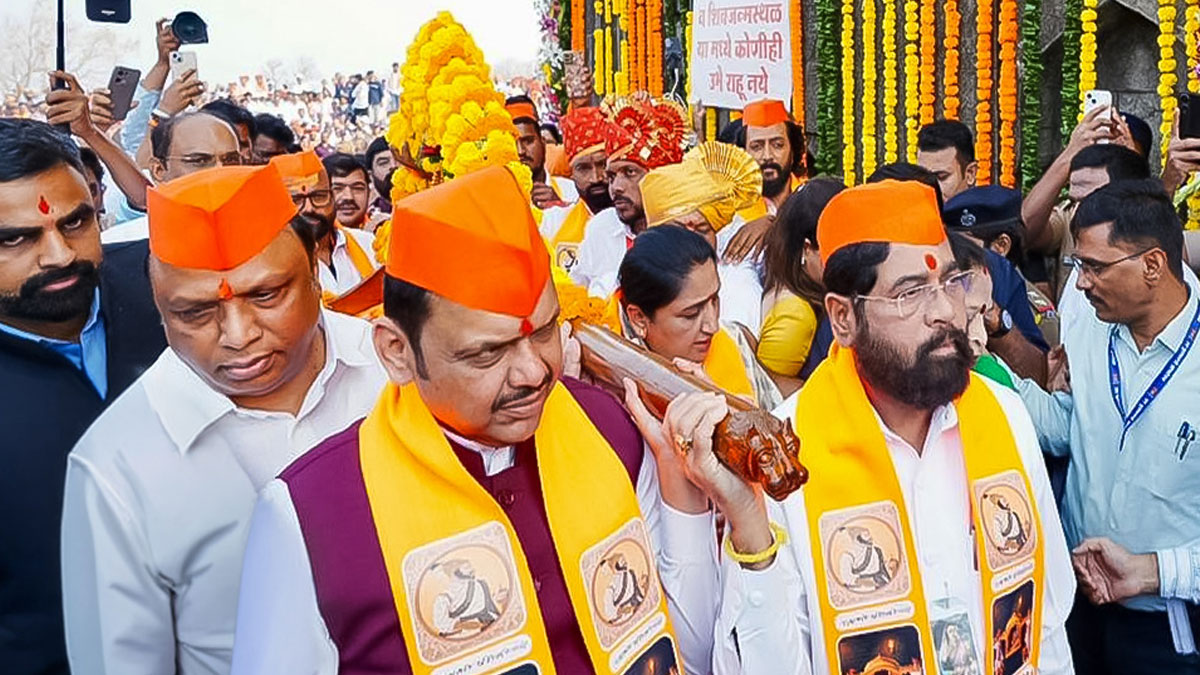 मुख्यमंत्री देवेंद्र फडणवीस ने की शिवनेरी के दुर्ग तीर्थ किले में छत्रपति शिवाजी महाराज की पालकी की विधिवत पूजा