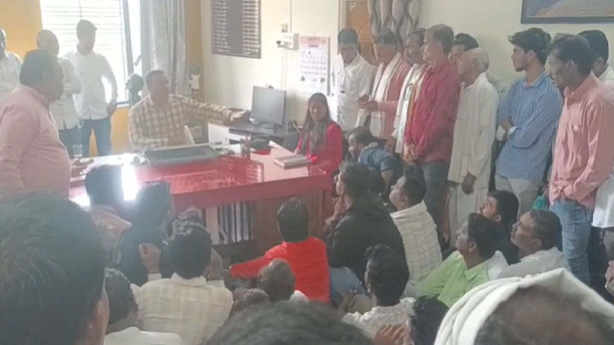 Buldhana: ﻿फसल बीमा नहीं मिलने से मलकापुर के किसानों में नाराजगी,  कृषि अधिकारी का किया घेराव, 15 दिन मांग पूरी करने की दी चेतावनी