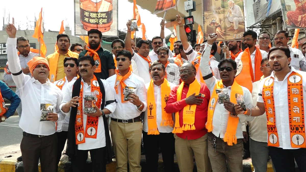ईंधन की बढे दामों को लेकर शिवसेना का मेलोडी आंदोलन, नागरिकों को चॉकलेट बांटकर सरकार का किया विरोध
