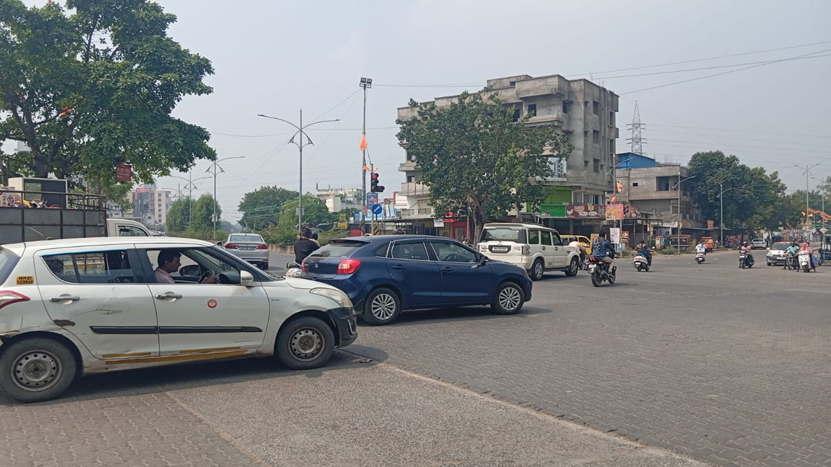 Nagpur: ﻿गोरेवाड़ा चौक के पास खड़े भारी वाहन बना रहे हादसों का खतरा, रात दो बजे खुली रहती हैं चाय की दुकानें, प्रशासन मौन