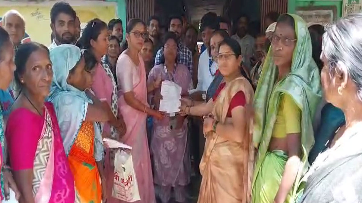 Gondia: ﻿कुंभारटोली निवासियों ने विभिन्न मुद्दों को लेकर नगर परिषद पर बोला हमला, ‘एक नारी सबसे भारी’ के नारों से गूंज उठा आमगांव शहर