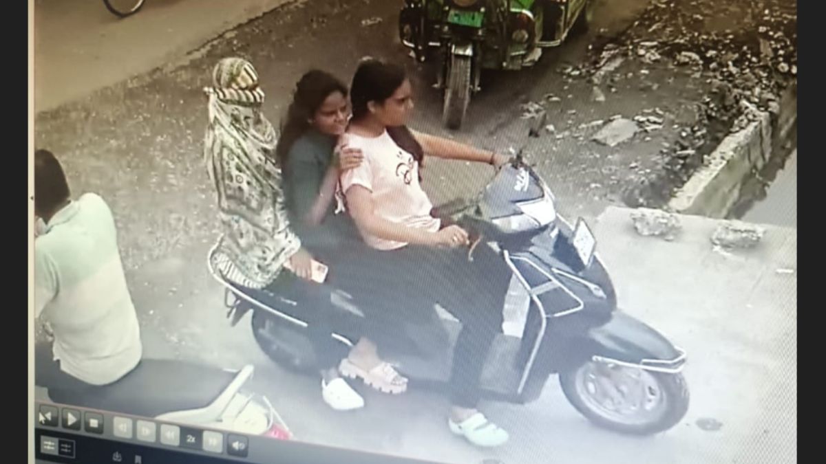 Nagpur: चोरी में भी नहीं पीछे महिलाएं, DMART की पार्किंग से तीन युवतियों ने उड़ाई मोपेड,सीसीटीवी में कैद हुई वारदात