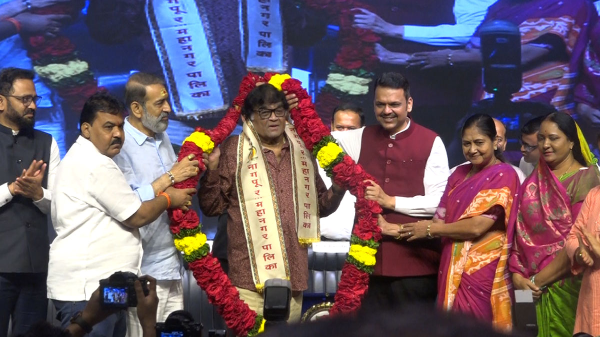 अशोक शराफ के सम्मान में नागपुर में भव्य समारोह, मुख्यमंत्री देवेंद्र फडणवीस ने किया सम्मानित