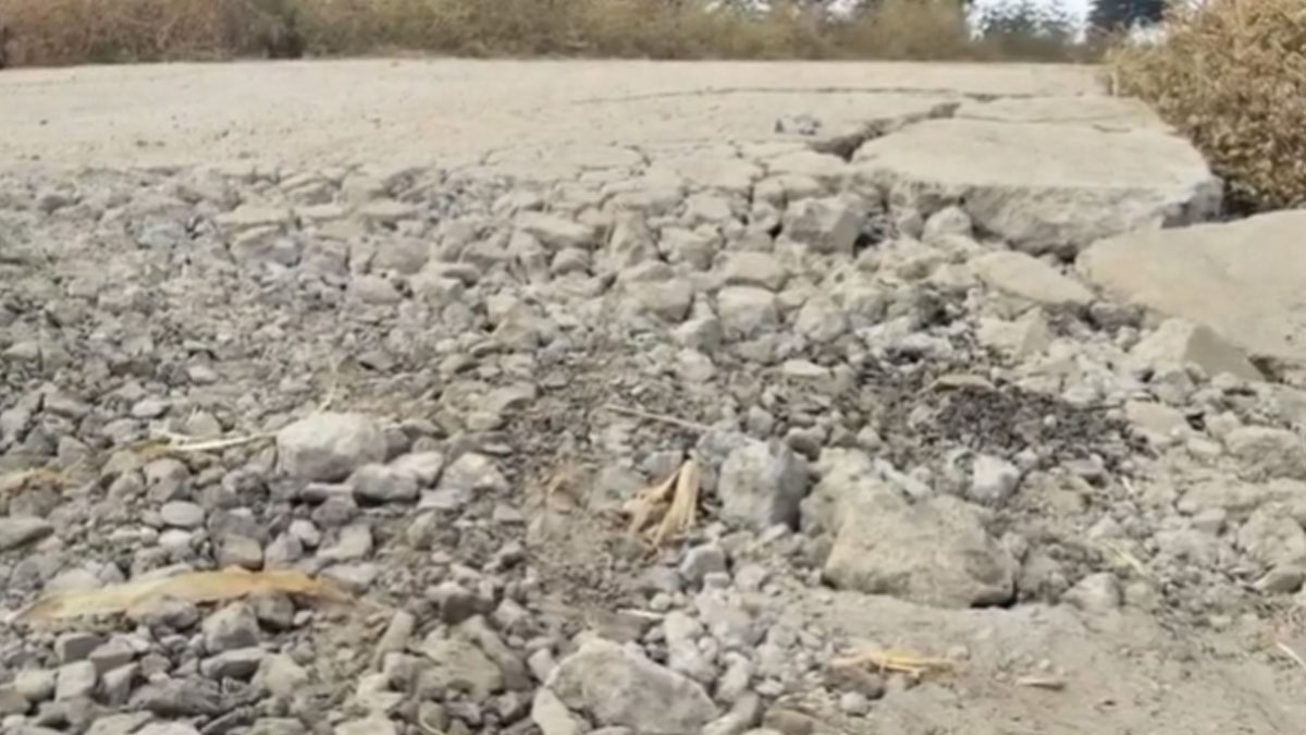 Parshivni: ﻿तीन माह में टूट गई 10 लाख की सड़क, घाटपेढ़री गांव में घटिया निर्माण करने का आरोप, ग्रामीणों ने की जांच और कार्रवाई की मांग