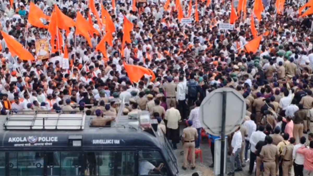 ठाकरे गुट का वाशिम में समृद्धि हाईवे पर रास्ता रोको आंदोलन, सूखा प्रभावित किसानों के लिए 1 लाख रुपये की मांग
