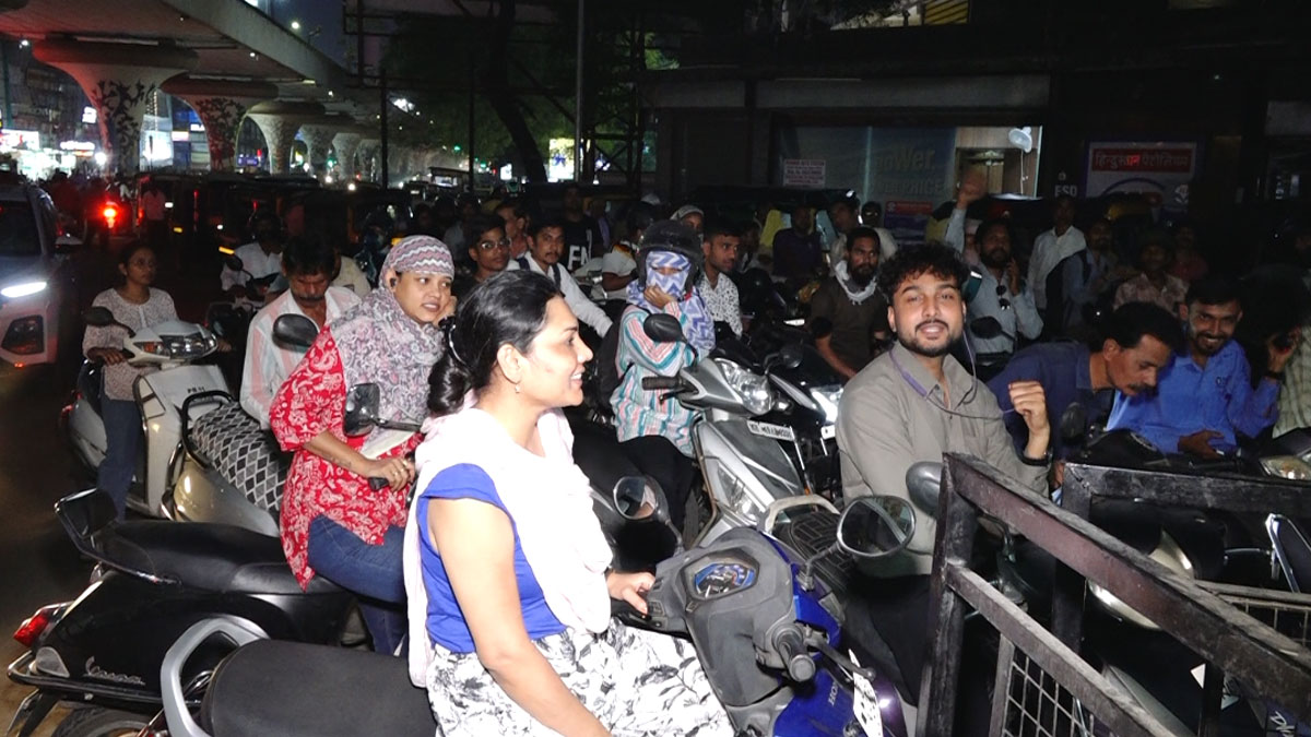 Nagpur: प्रशासन के आश्वासन बावजूद फ्यूल स्टेशन पर नागरिकों की भीड़ नहीं हो रही कम, कई पंप हुए ड्राई